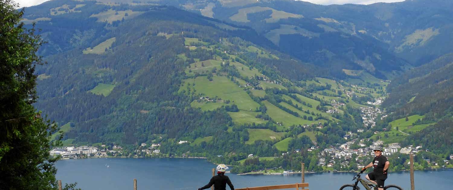 Familie beim Biken