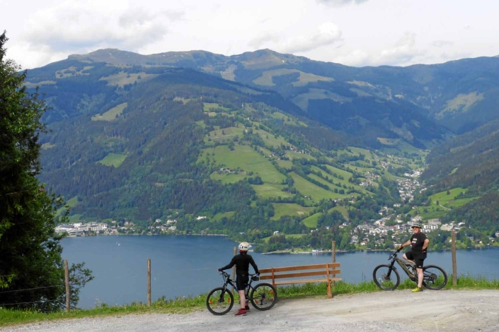 Familie beim Biken